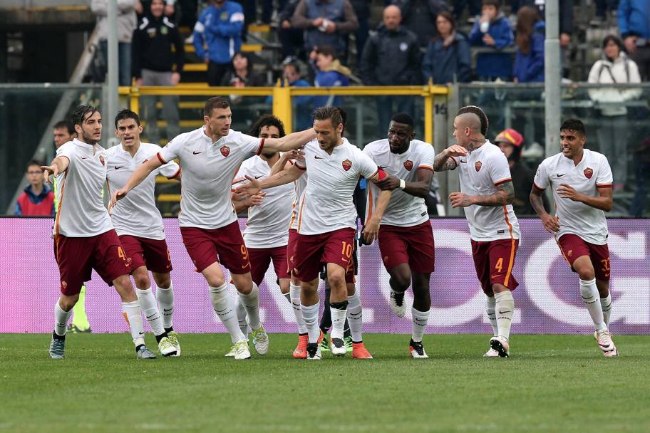 La Roma festeggia dopo il gol del capitano. A Bergamo finisce 3-3. ANSA
